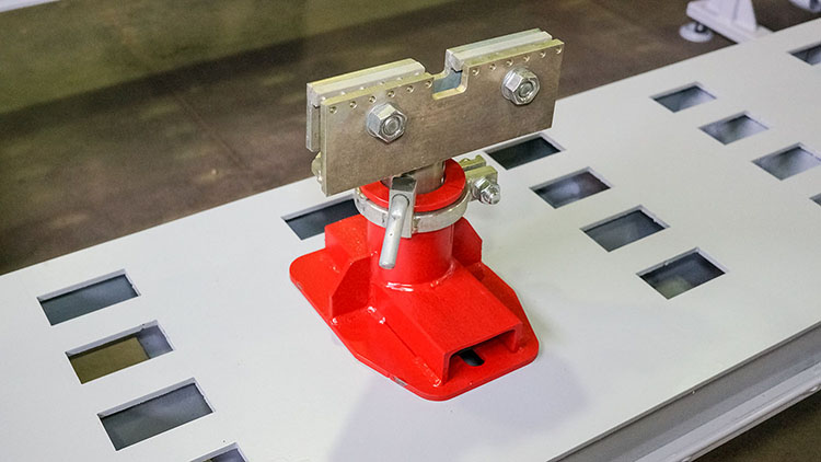 Зажимы для фиксации кузовов с отбортовкой